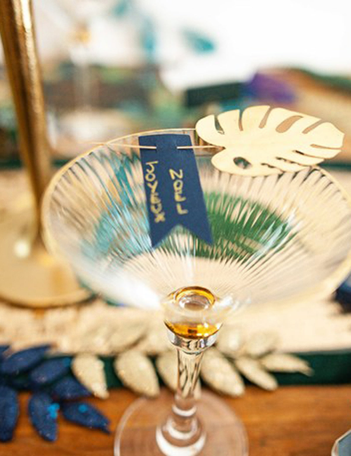 Mise en situation sur un verre des étiquettes perforées pour marque-places bleu marine