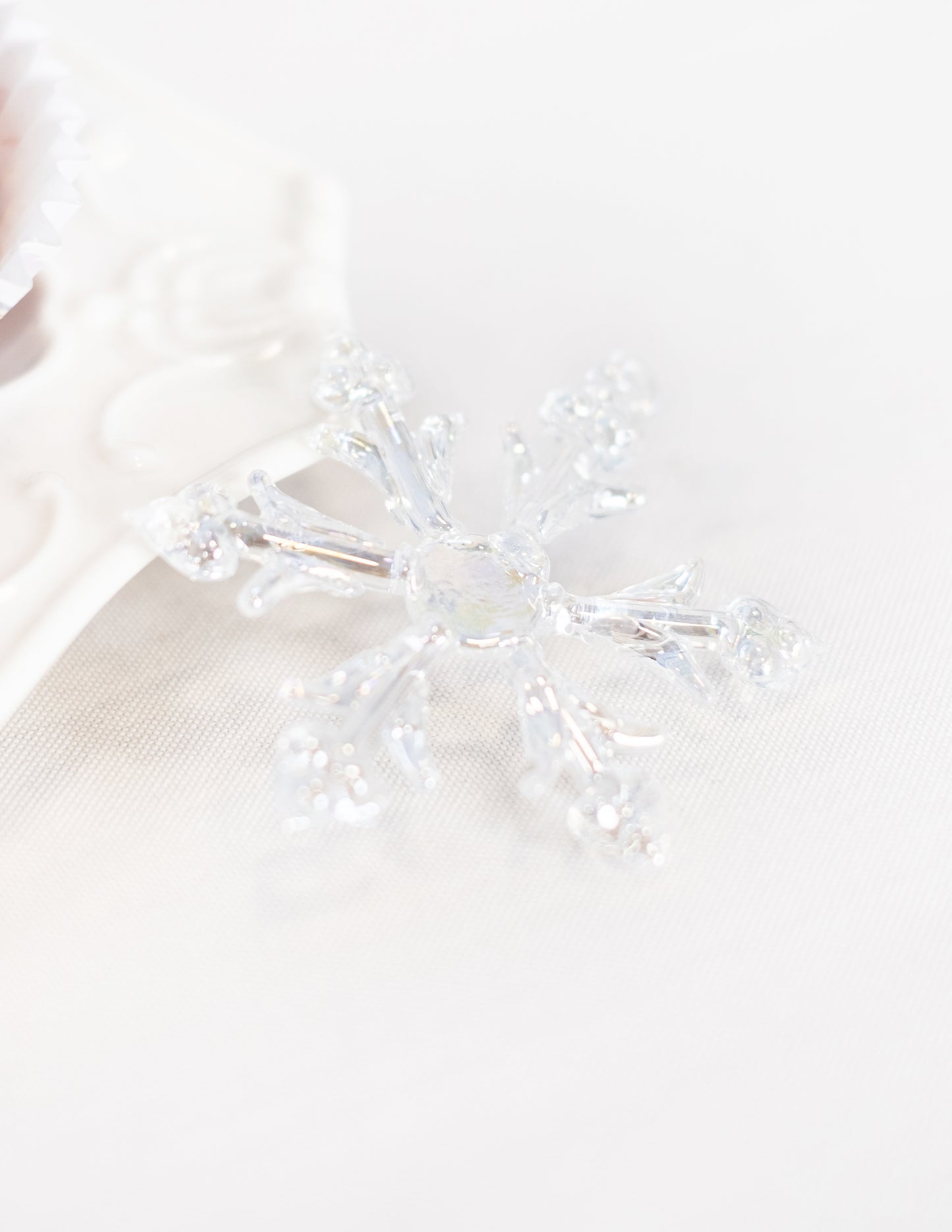 3 irizáló üveg hópehely felakasztásra 7 cm fenyőfára