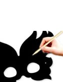 Démonstration du grattage au stylet du 3 masques plats à gratter en carton festival loisir créatif