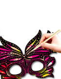 Gros plan sur le motif papillon à gratter du 3 masques plats à gratter en carton festival loisir créatif