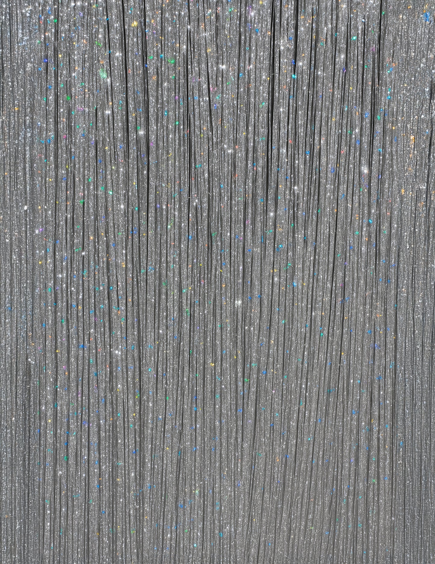 Gros plan sur la texture scintillante des mèches brillantes pour femme argentées