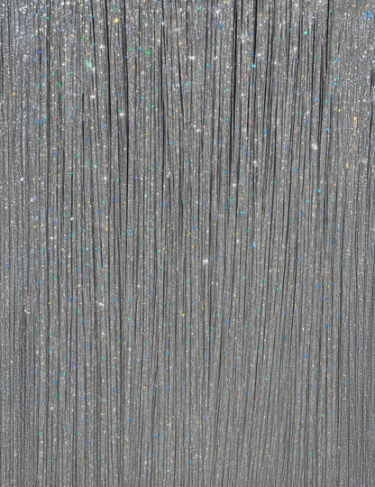 Gros plan sur la texture scintillante des mèches brillantes pour femme argentées