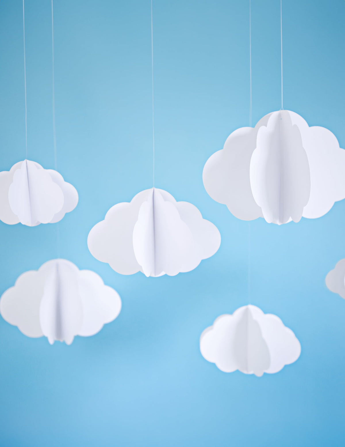 Vue d'ensemble des nuages en carton à suspendre pour décoration