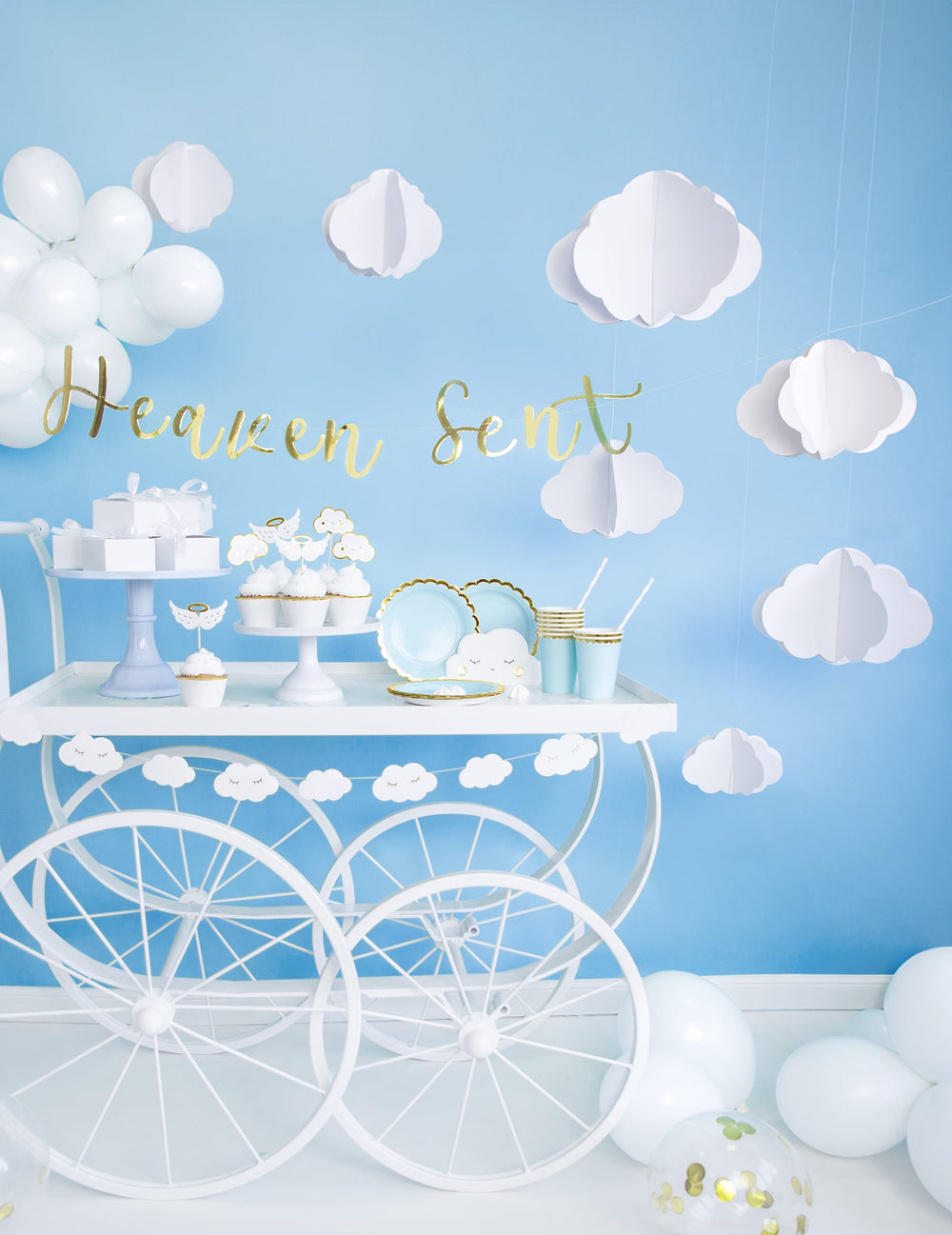 Mise en scène des nuages en carton à suspendre pour décoration