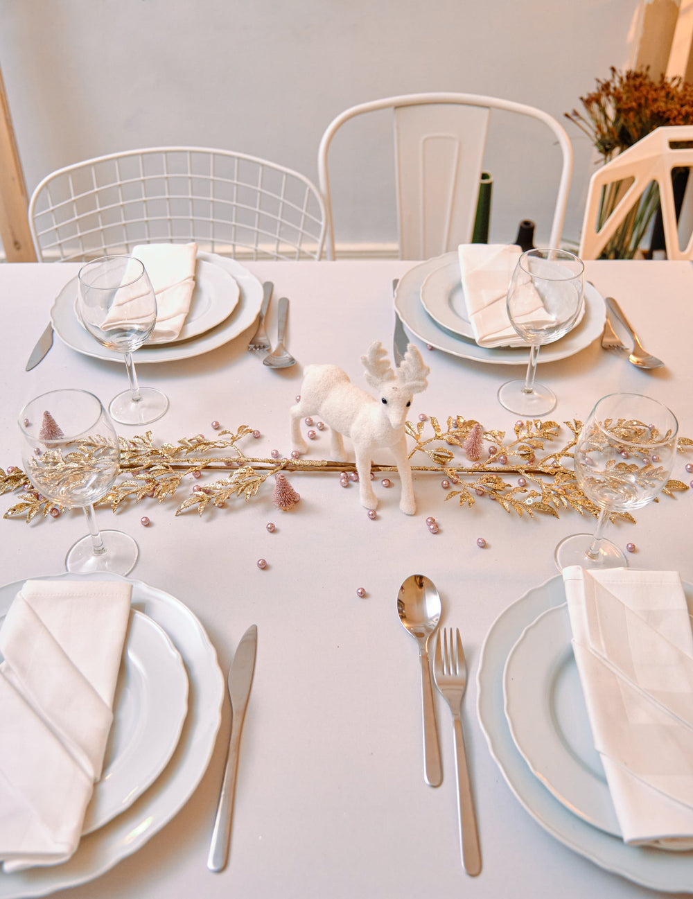 Vue de dessus de la table des petits sapins artificiels de Noël pour décoration rose gold pailletés
