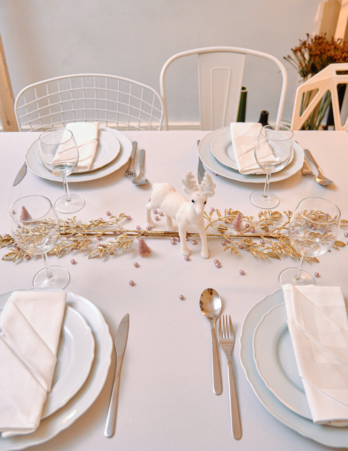 Vue de dessus de la table des petits sapins artificiels de Noël pour décoration rose gold pailletés