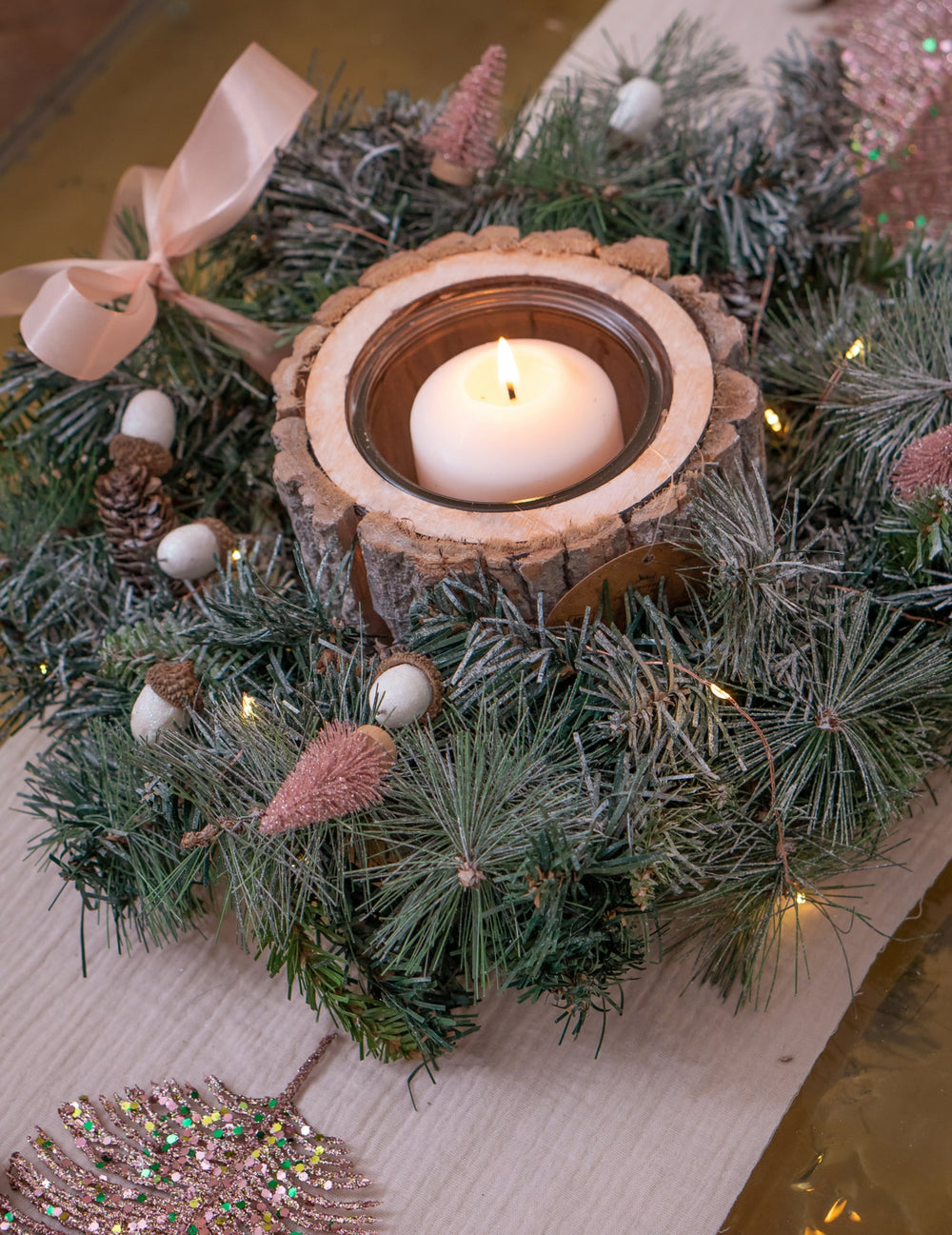 Mise en situation des petits sapins artificiels de Noël pour décoration rose gold pailletés