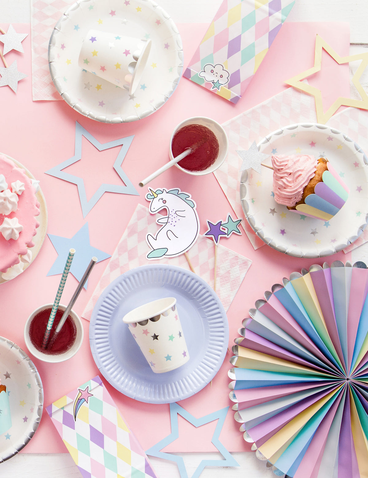 Détail de la mise en scène de fête des rosaces décoratives pastel et argentées