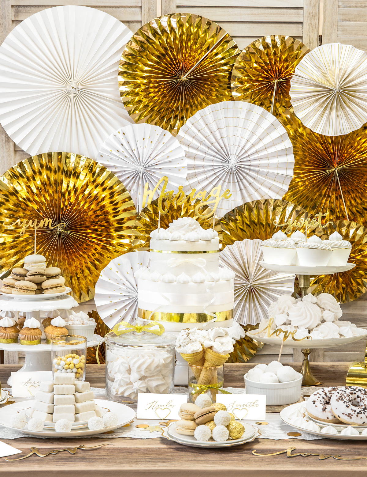 Rosaces en papier décoration chic pour fête dorées