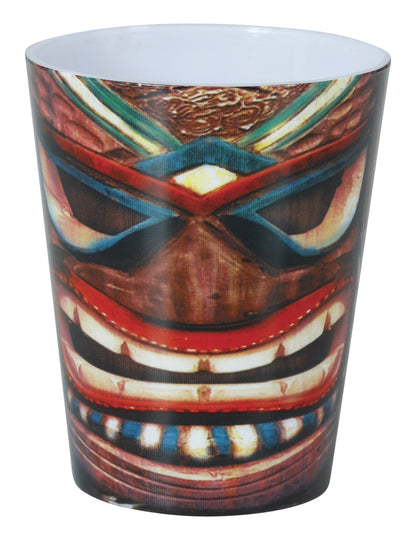 Gros plan sur le motif du verre à shooter tiki Hawaï
