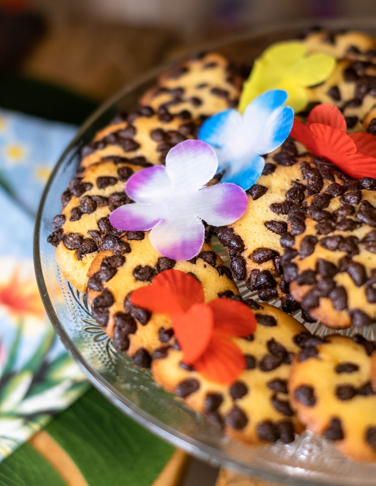 Kihelyezés dekoratív virágokkal díszített süteményekhez hawaii