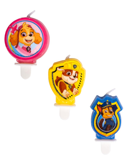 Gros plan sur trois des bougies anniversaire Pat' Patrouille