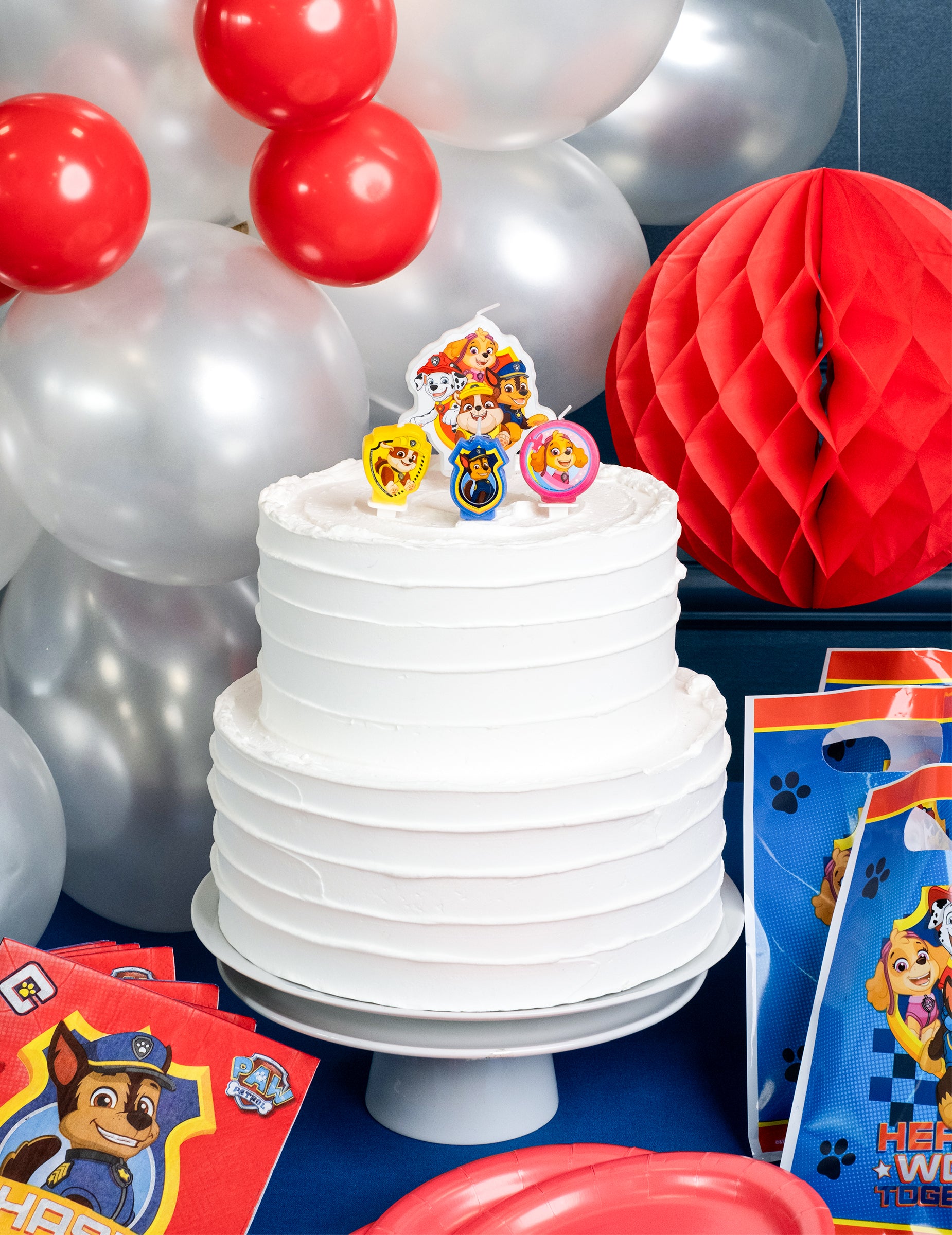 Mise en scène sur un gâteau des 4 bougies anniversaire Pat' Patrouille