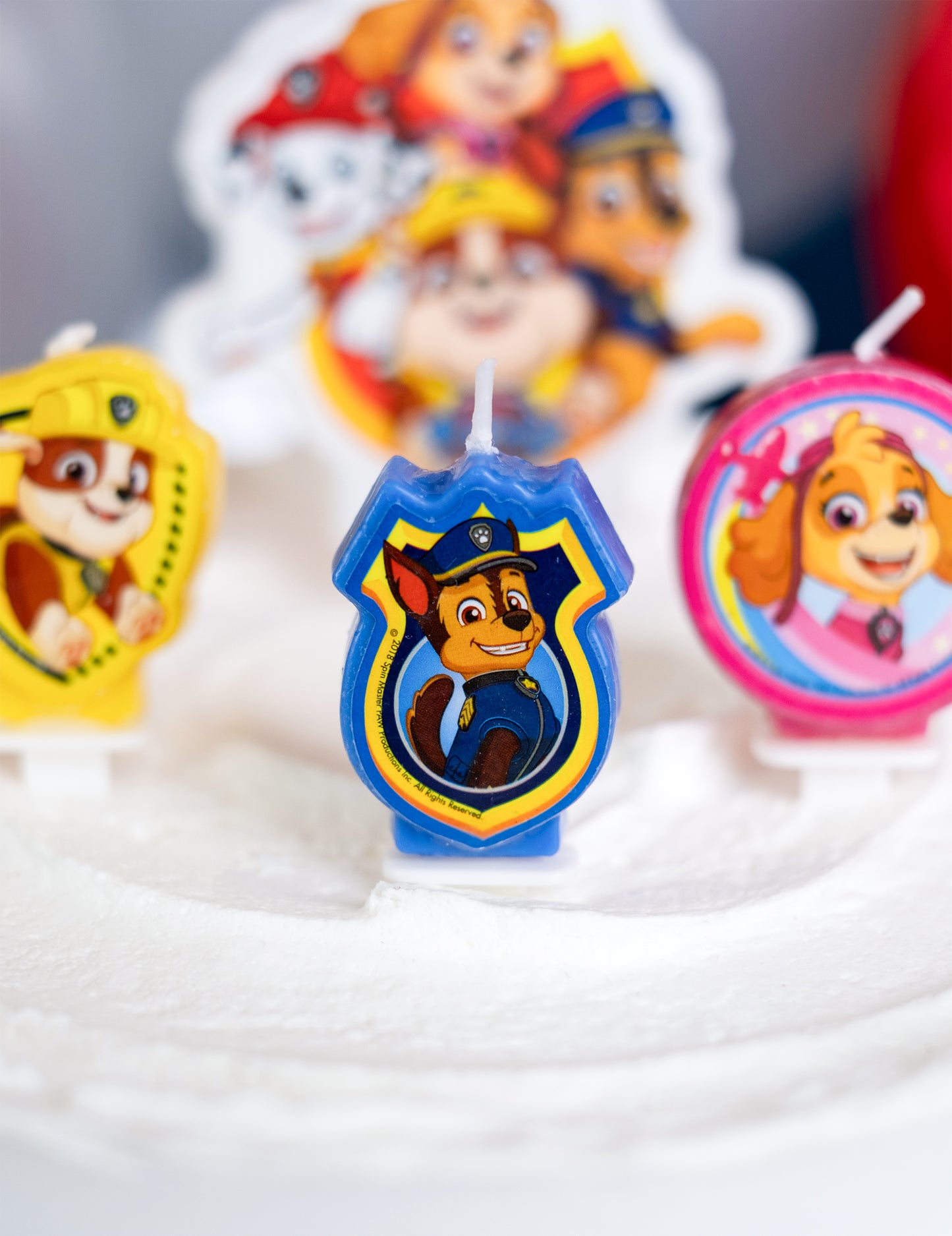 Gros plan sur le personnage Chase des 4 bougies anniversaire Pat' Patrouille