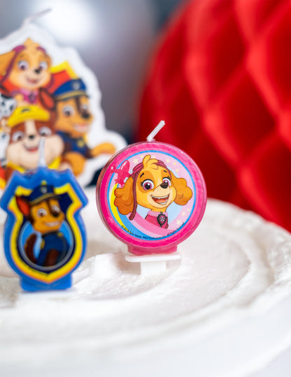 Gros plan sur le personnage Stella des 4 bougies anniversaire Pat' Patrouille