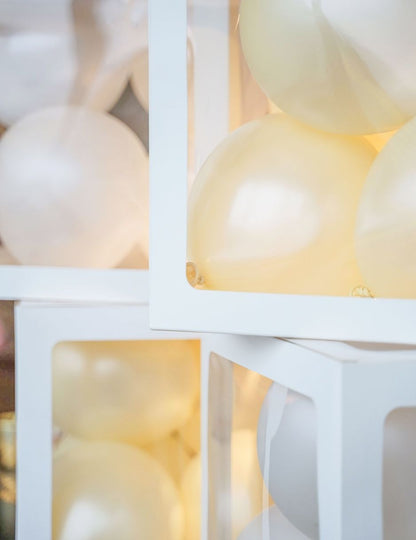 4 db fehér átlátszó lufival ellátott kocka, 30 db cm testreszabható dekoráció