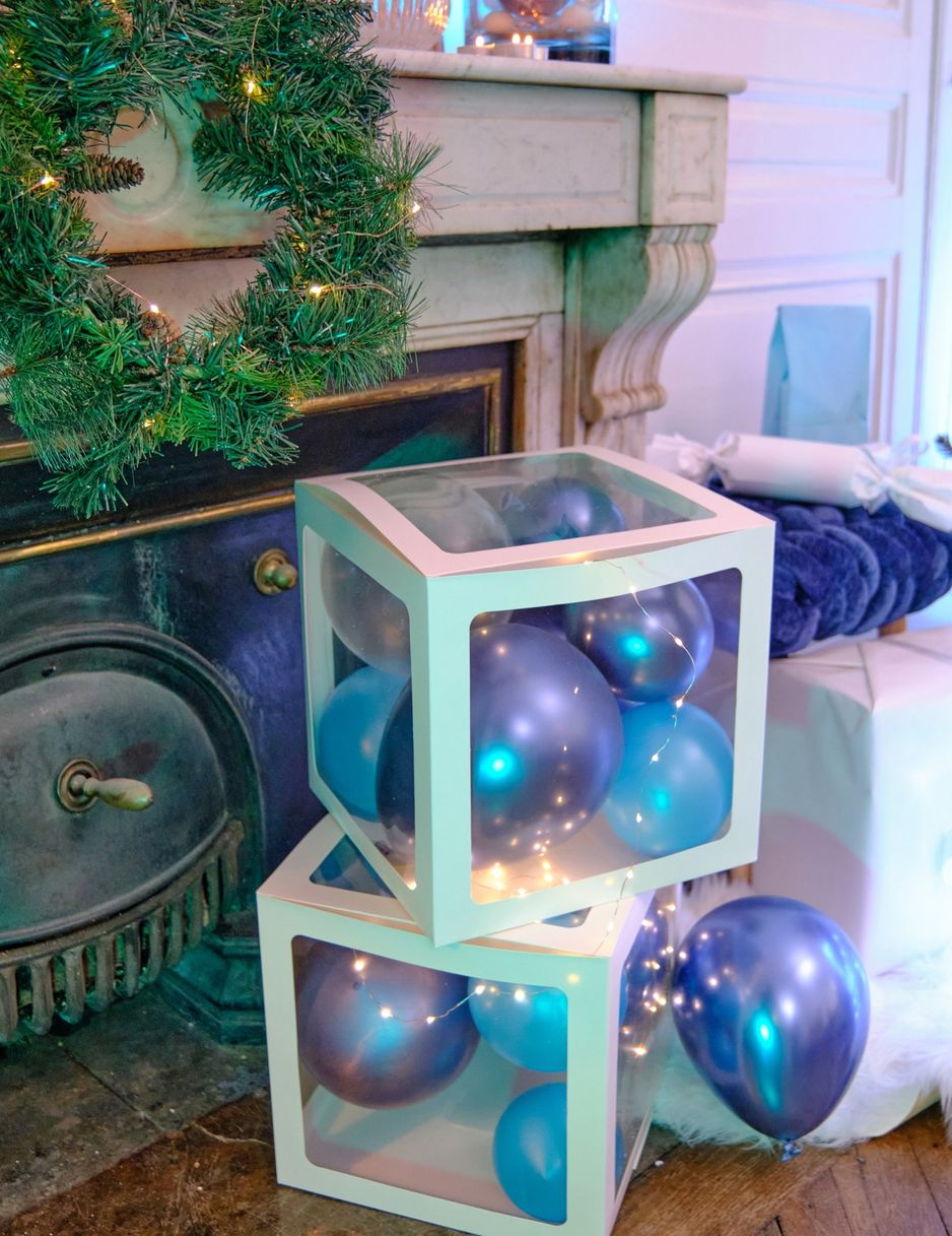 4 db fehér átlátszó lufival ellátott kocka, 30 db cm testreszabható dekoráció