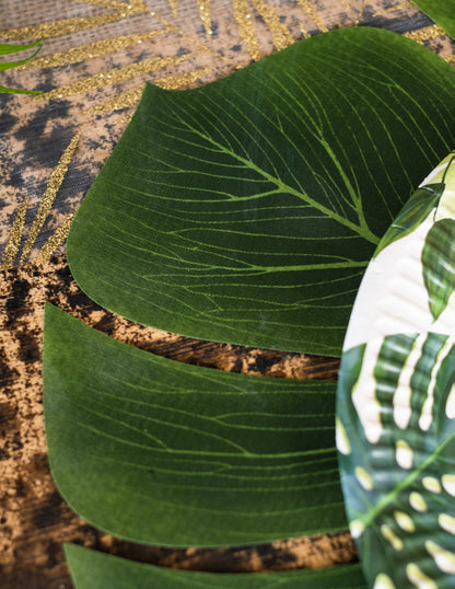 Détail de la texture nervurée du lot de 4 feuilles de Monstera pour décoration de fête