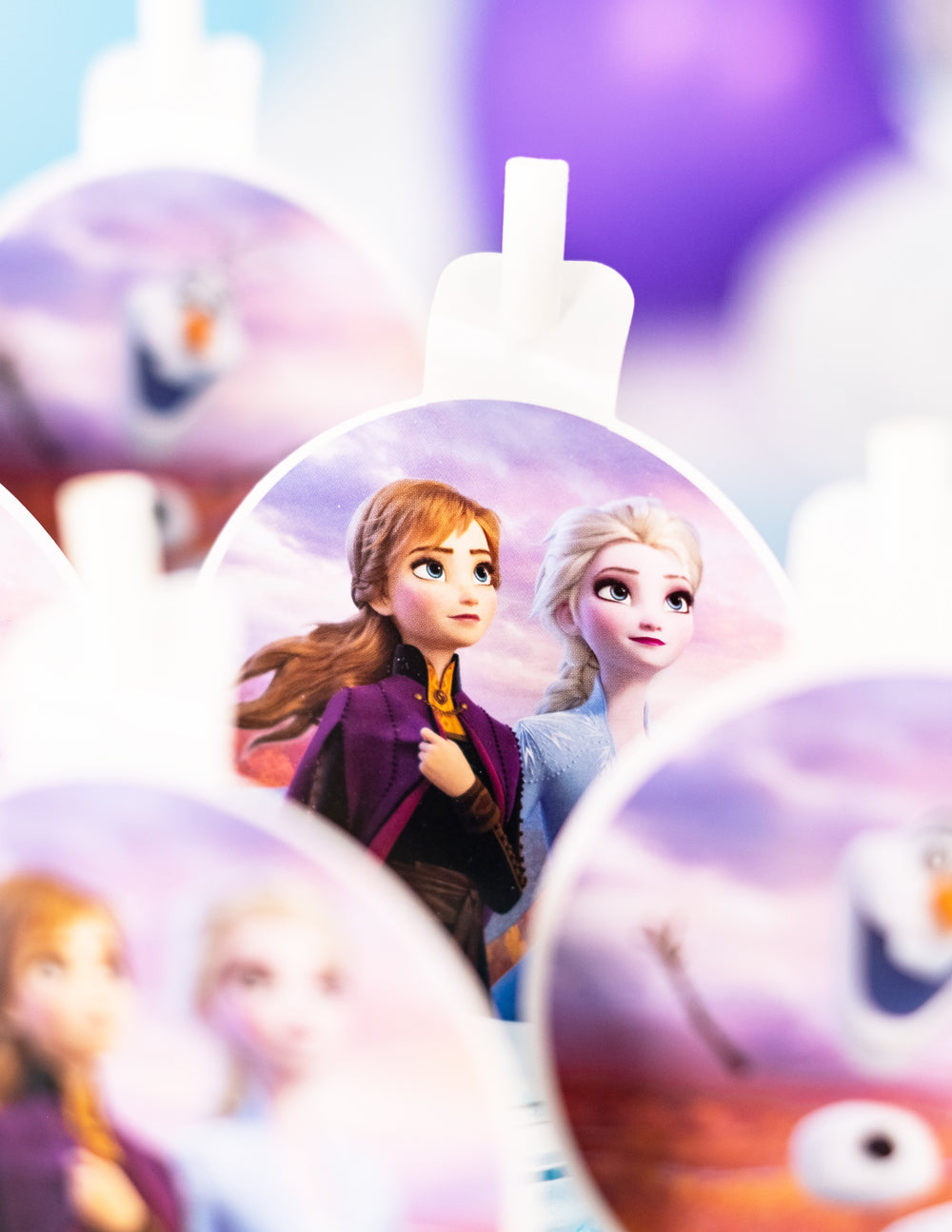 Gros plan sur l'illustration d'Anna et Elsa des pailles médaillons en carton La Reine des Neiges 2