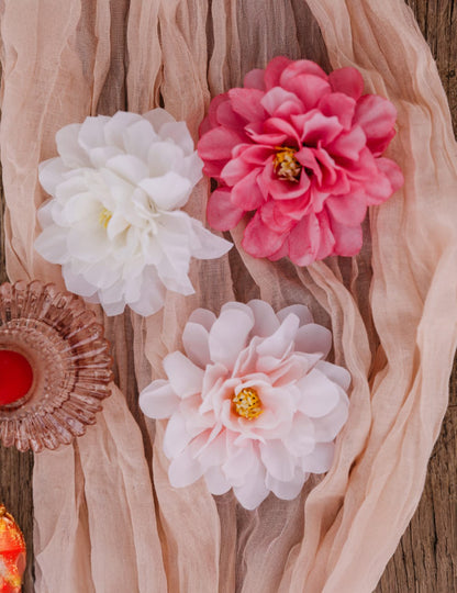 4 krémszínű pünkösdi rózsa, 9x9 cm, anyagból