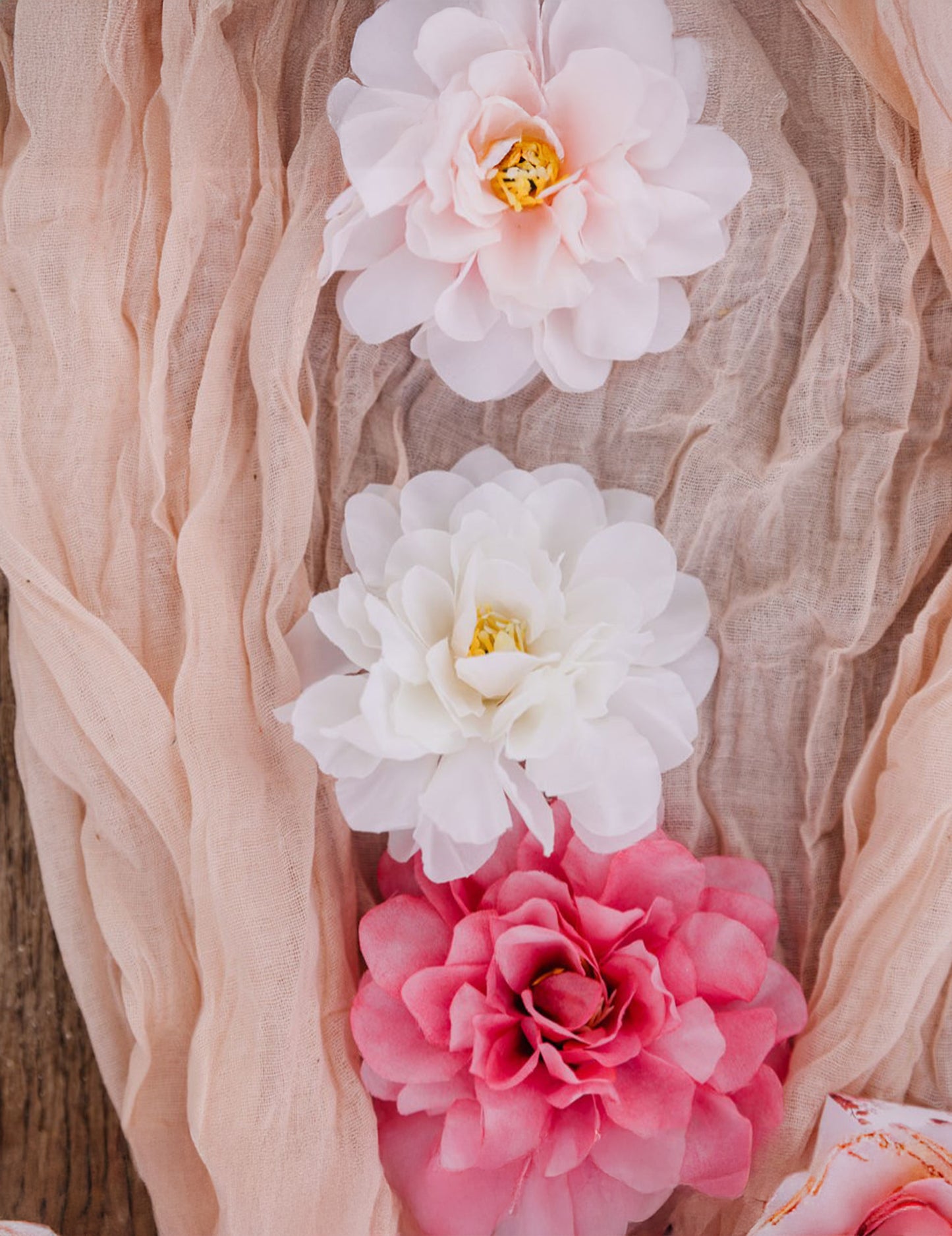 4 krémszínű pünkösdi rózsa, 9x9 cm, anyagból