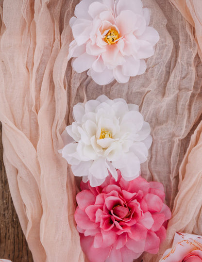 4 krémszínű pünkösdi rózsa, 9x9 cm, anyagból