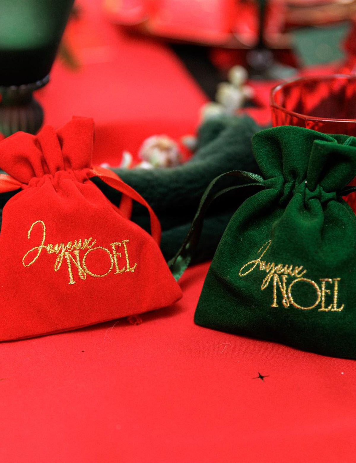4 pochons Joyeux Noël velours vert anglais et or 9,5 x 11,5 cm