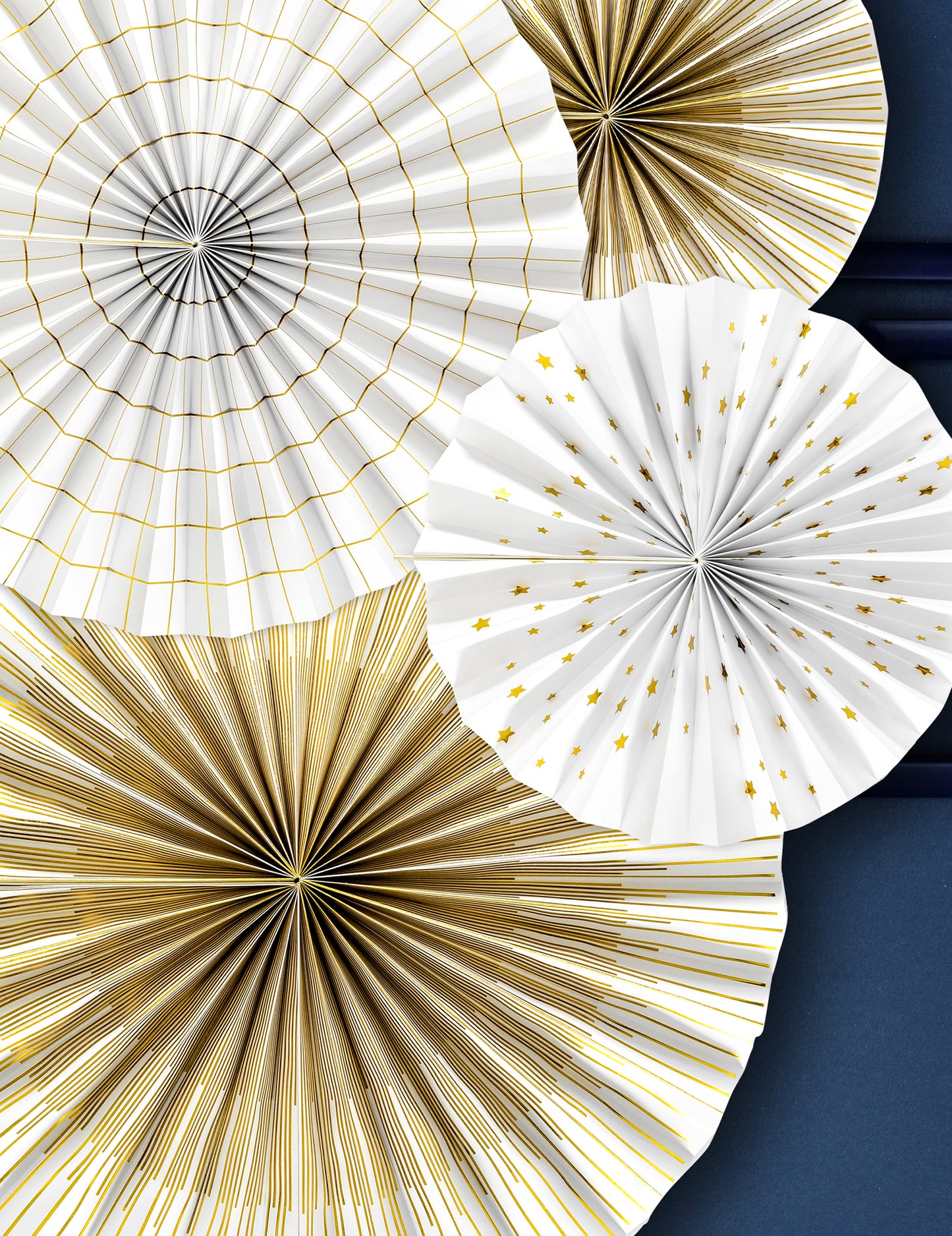 4 dekoratív és arany papír rozetta 23, 32, 40 cm