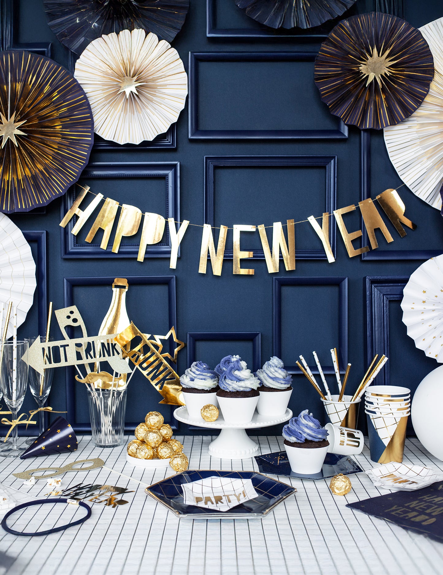 4 dekoratív és arany papír rozetta 23, 32, 40 cm