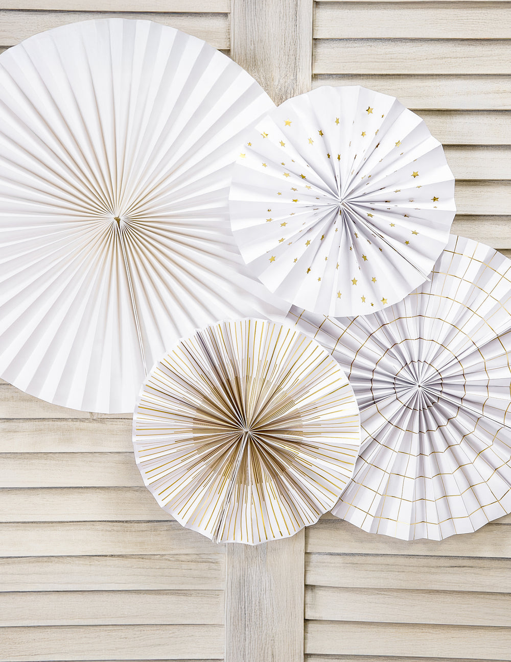 Aperçu des différents modèles des rosaces décoratives en papier blanches et dorées
