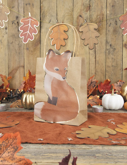 Mise en scène automnale du sac cadeau woodland renard