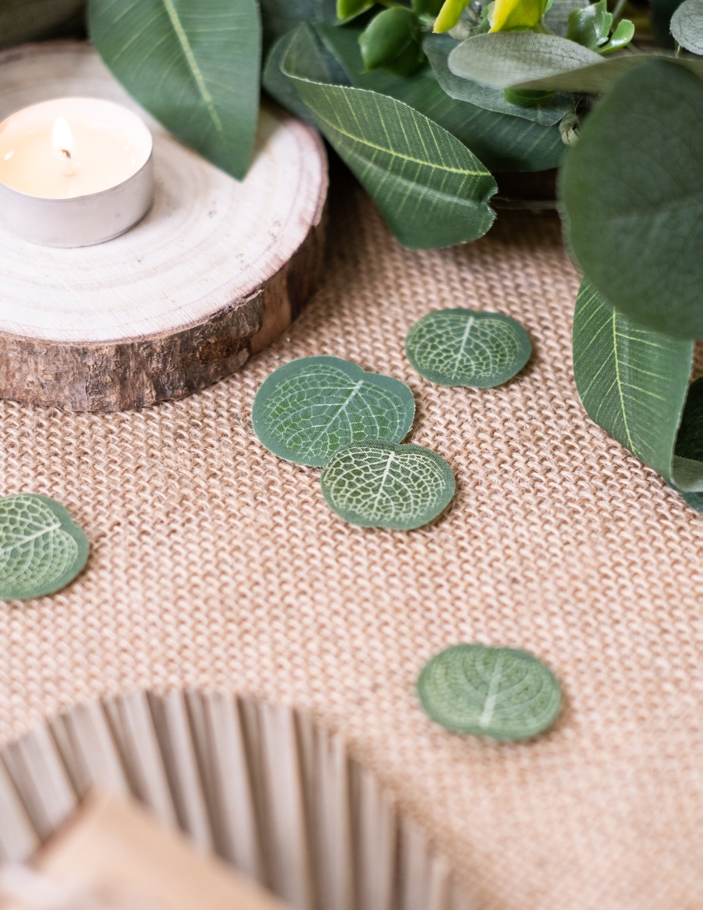 Mise en situation décorative des confettis feuilles d'eucalyptus mariage nature