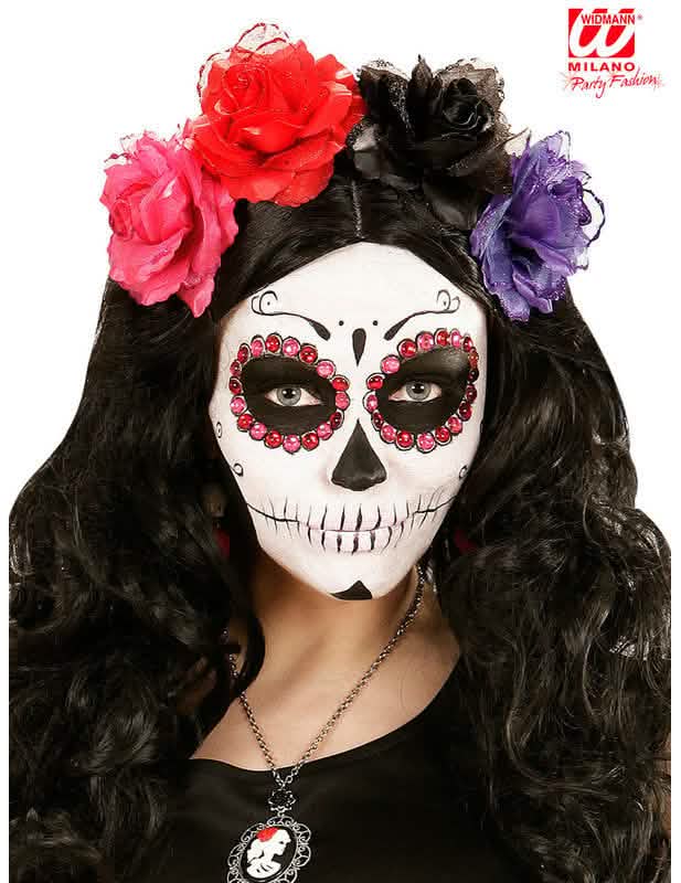 Közelkép az arc sminkekről, strasszokról Dia de los muertos készítéshez