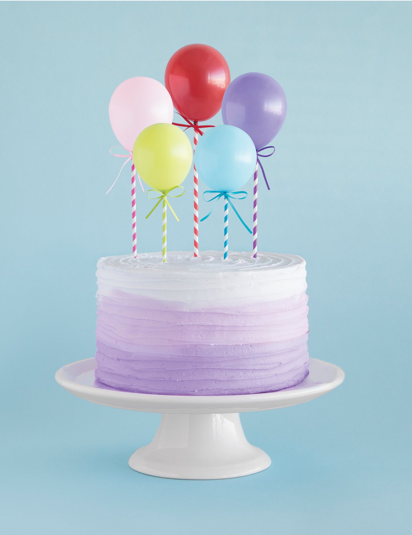 Mise en situation sur un gâteau des décorations pour gâteau mini ballons pour fête multicolores à assembler