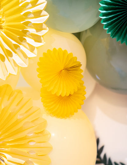 Mise en situation avec ballons des mini rosaces multicolores pour décoration