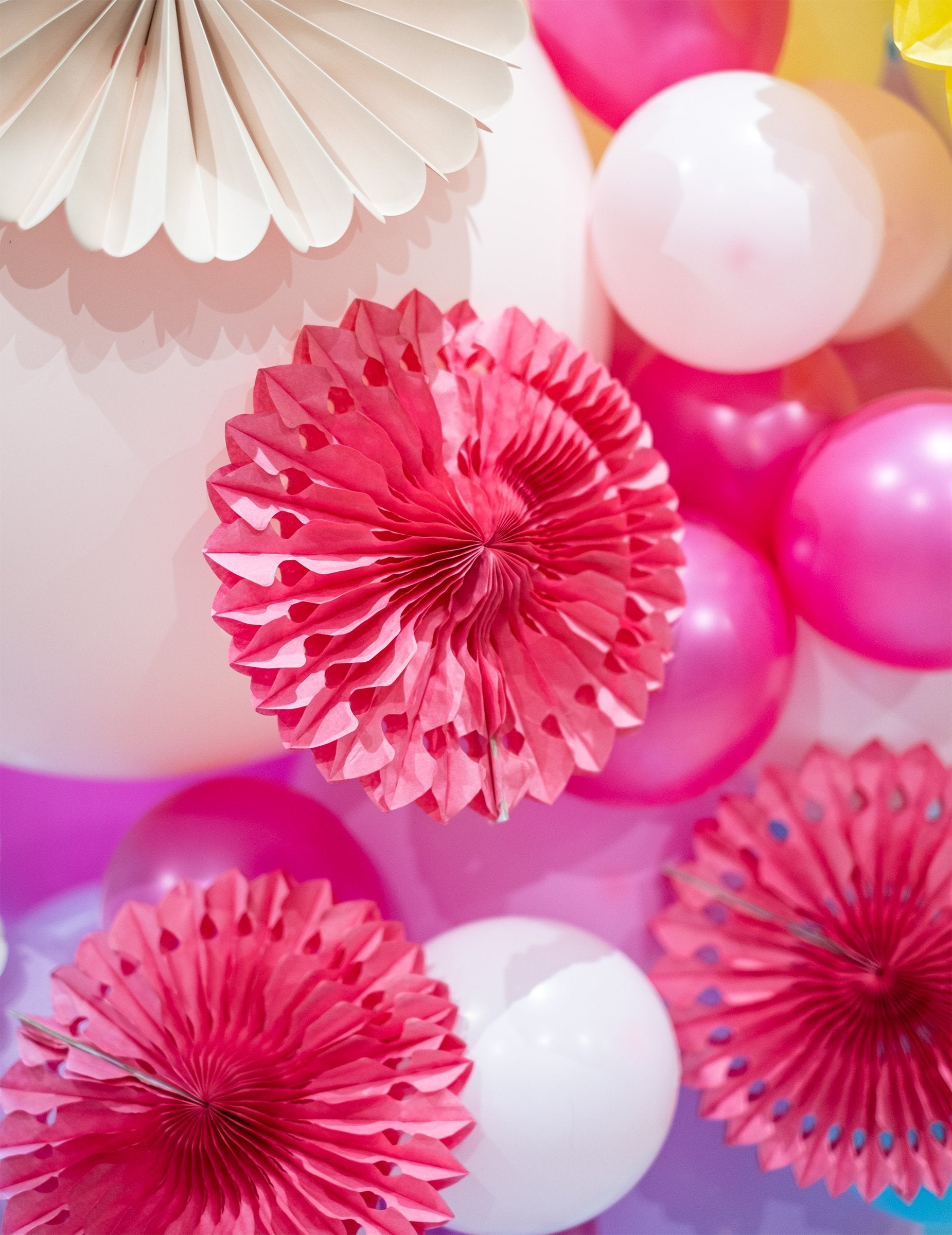 Gros plan sur le papier alvéolé des mini rosaces multicolores pour décoration