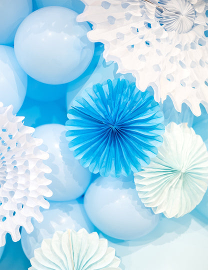 Mise en situation avec ballons bleus des mini rosaces multicolores pour décoration