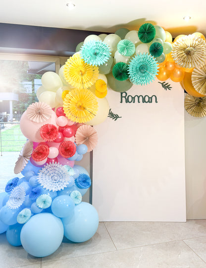 Arche de ballons multicolores décorée des mini rosaces multicolores pour décoration