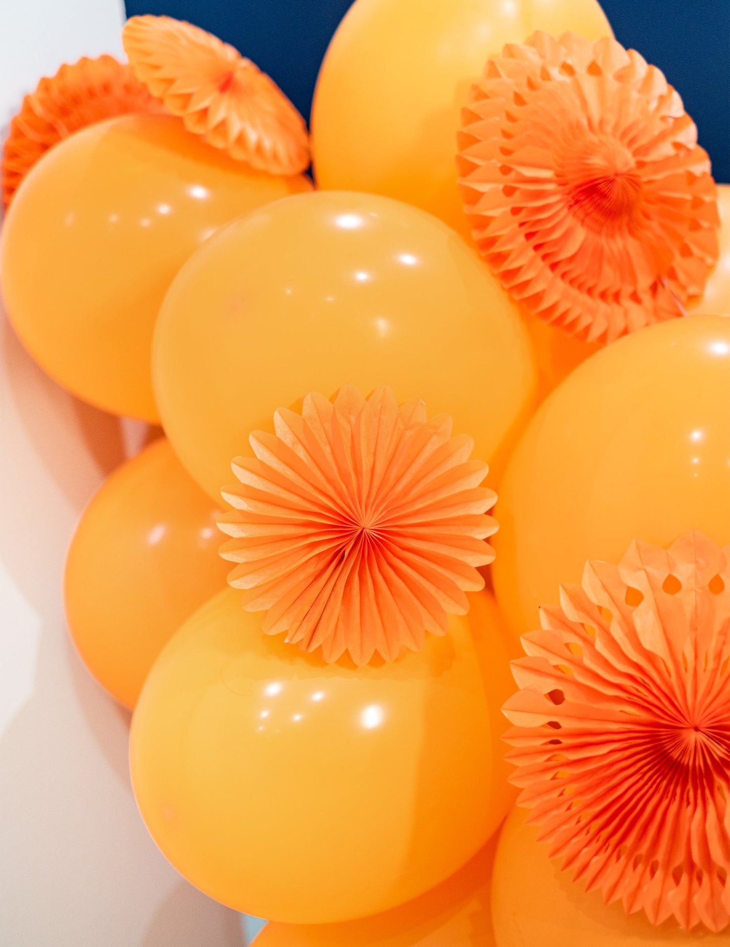 Mise en situation avec ballons orange des mini rosaces multicolores pour décoration