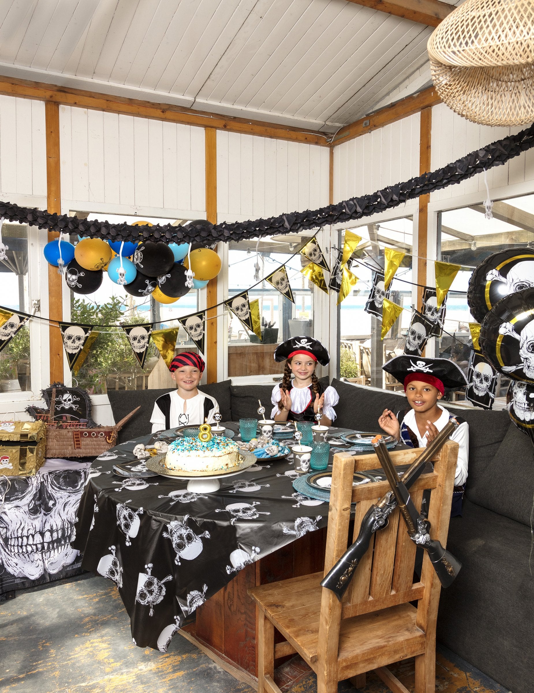 Születésnapi buli szituáció kalóz latex lufikkal