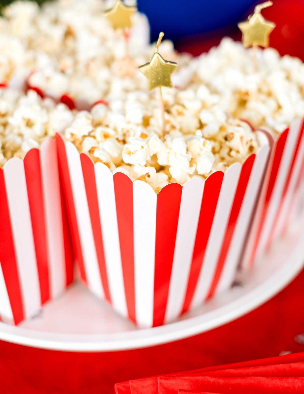 Piros és fehér karton popcornos dobozok bemutatása