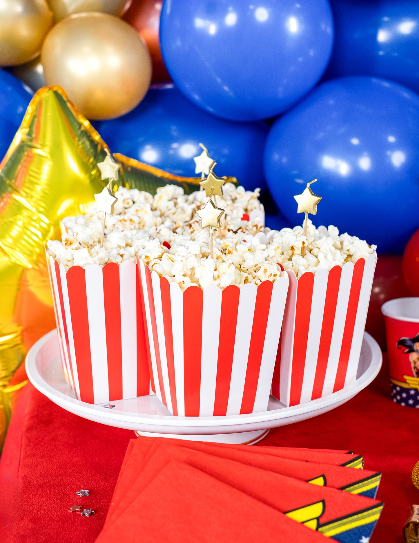 6 gyertya arany csillag alakú tortadíszeken