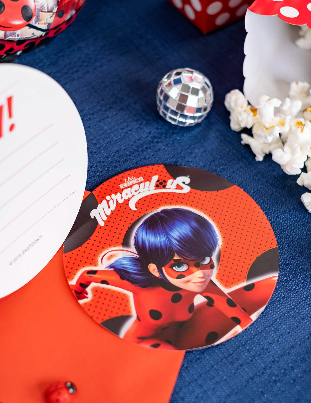 Ladybug illusztráció részlete a 6 meghívókartonról borítékokkal Miraculous Ladybug
