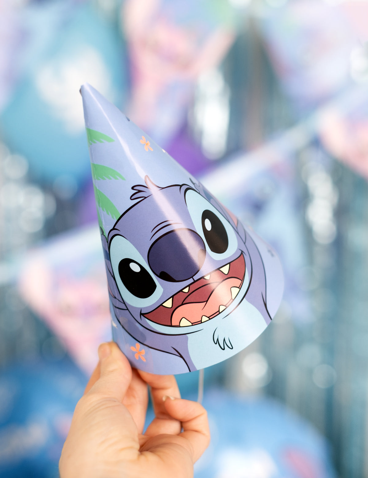Gros plan sur le motif du Chapeau de fête Stitch