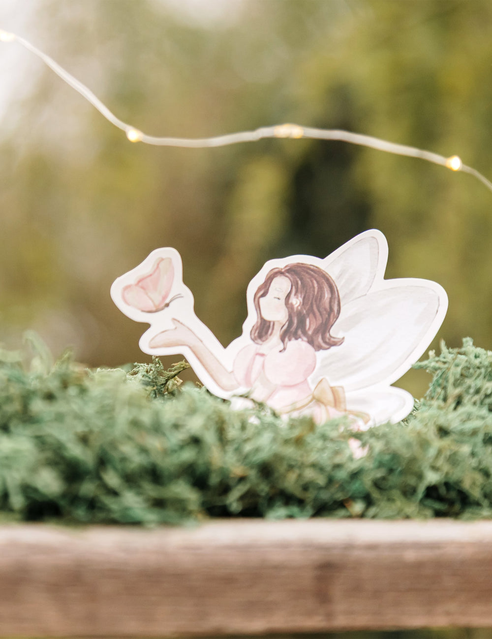 Détail d'une fée avec papillon des 6 décorations à poser fée