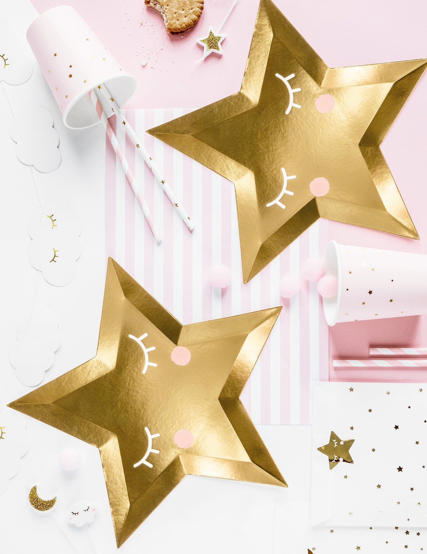Mise en scène festive des décorations en carton forme étoile pour fête dorées avec yeux