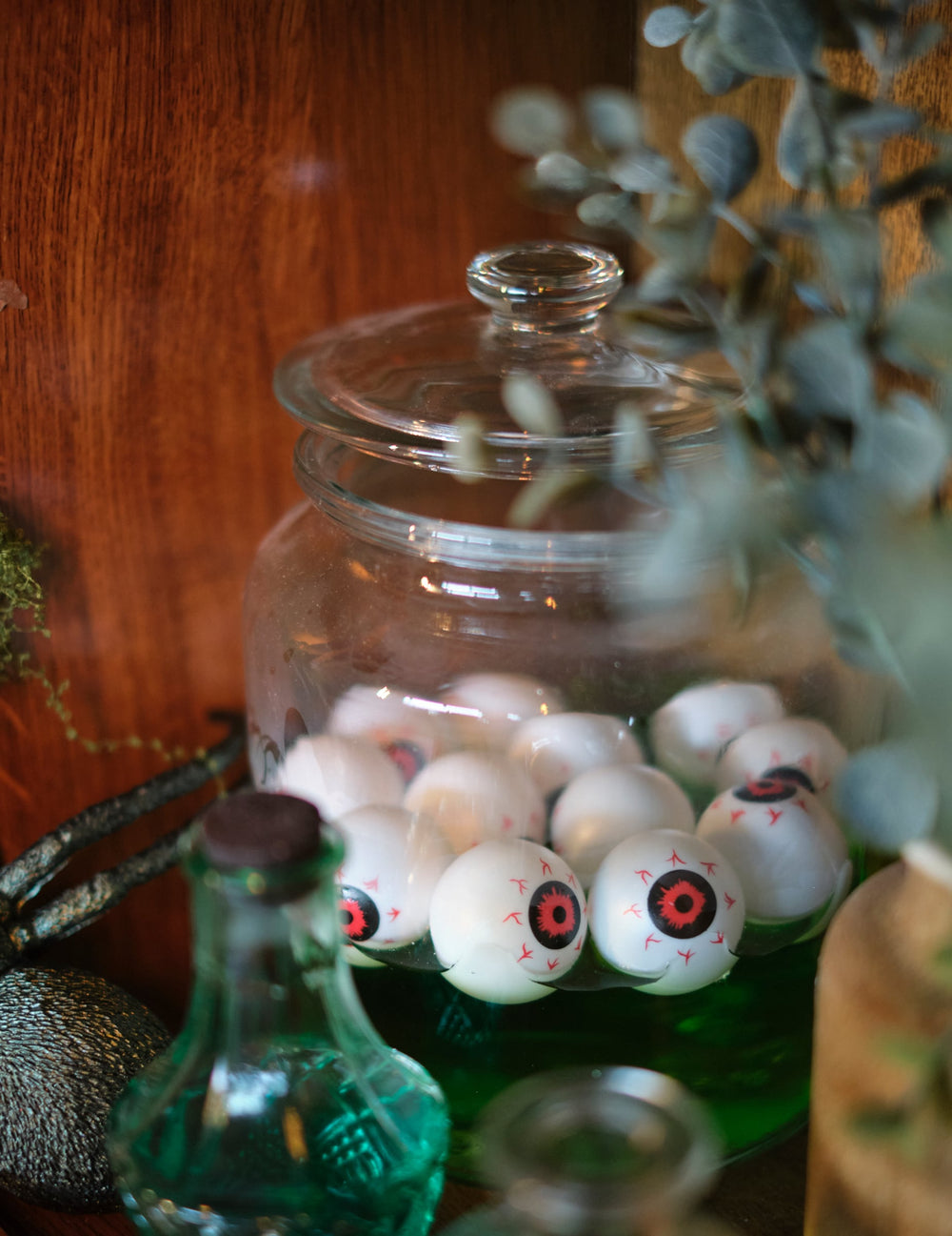 Mise en situation dans un bocal des décorations petits yeux globuleux pour Halloween