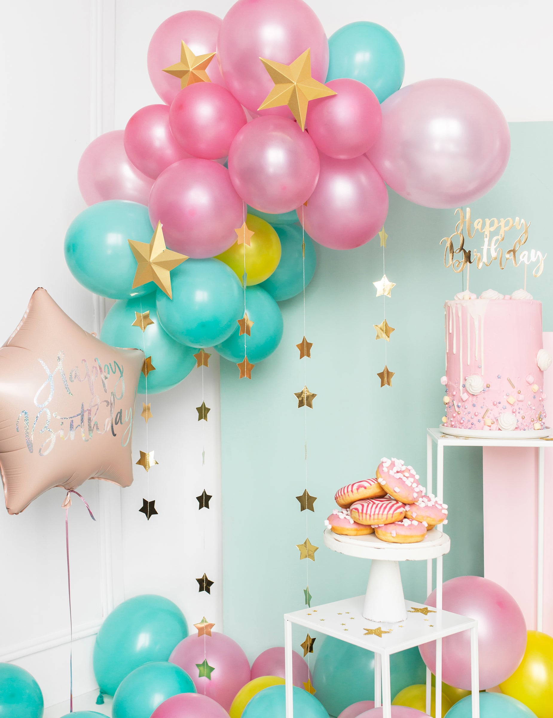 Mise en scène d'anniversaire avec gâteau et ballons des 6 étoiles à suspendre 3D Noël