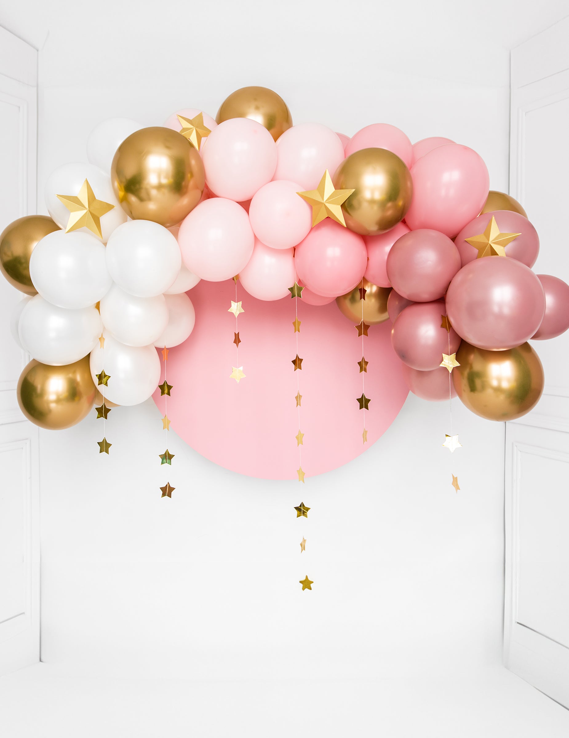 Mise en scène avec arche de ballons des 6 étoiles à suspendre 3D Noël