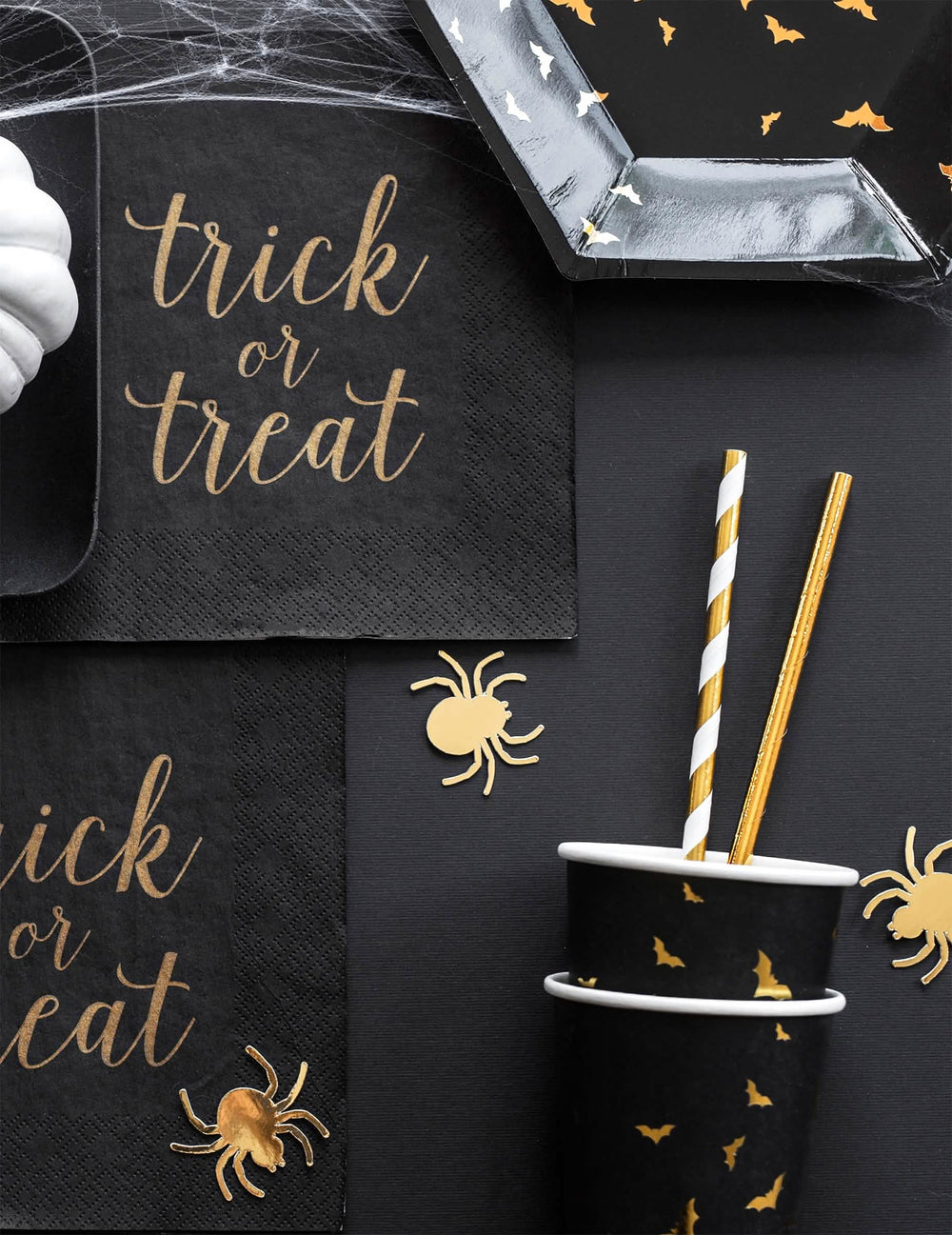 Szalvéták és szívószálak részletei a Halloween-i denevéres kartonpoharakkal együtt